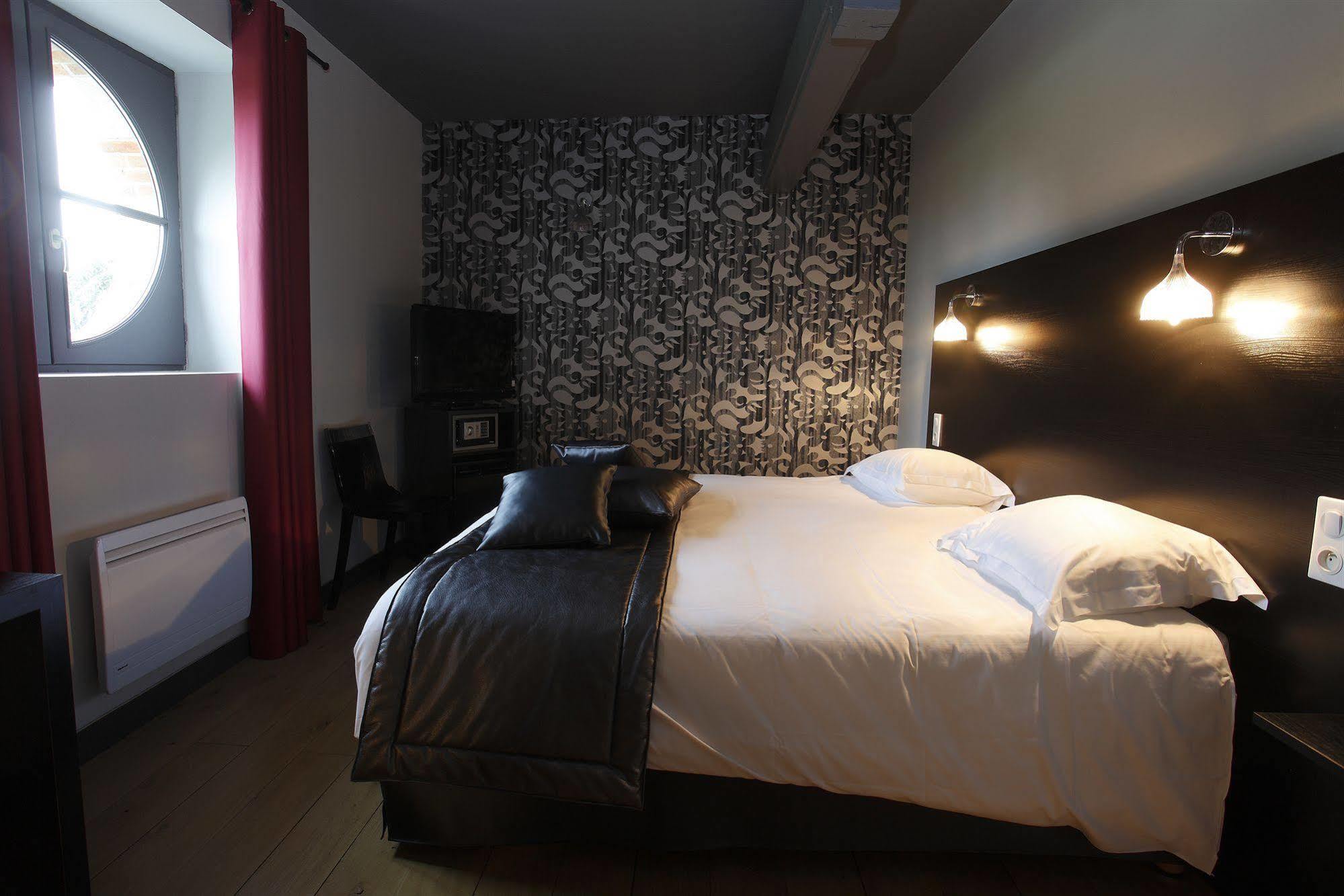 Hotel Chateau De La Barbiniere Saint Laurent sur Sevre Bagian luar foto